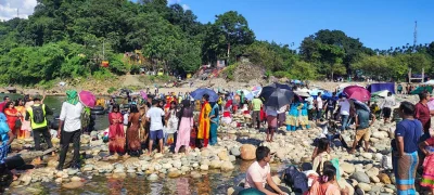 প্রায় সব সময় পর্যটকের ভিড় লেগে থাকে জাফলংয়ে।  ছবি: ইত্তেফাক 