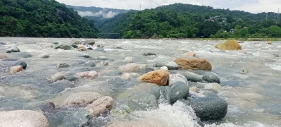 জাফলংয়ে স্বচ্ছ জল। ছবি: ইত্তেফাক 