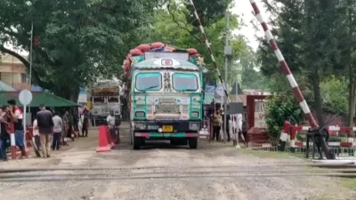 ভারতীয় পেঁয়ারের ট্রাক। ছবি: ইত্তেফাক