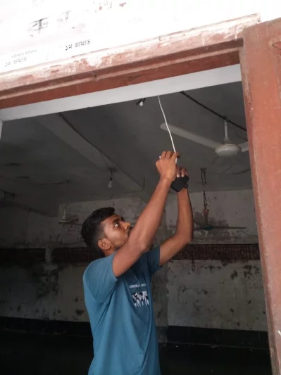 একটি কেন্দ্রে ক্যামেরা ফিটিংয়ের কাজ করছেন এক কর্মী। ছবি: ইত্তেফাক