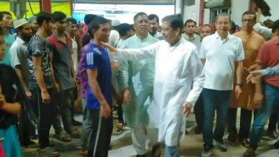 নৌকা প্রতীকের মেয়র প্রার্থী আবুল খায়ের আব্দুল্লাহর গণসংযোগ। ছবি: ইত্তেফাক 