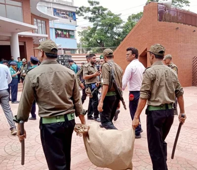 কেন্দ্রে পাঠানো হচ্ছে ইভিএম মেশিনসহ সরঞ্জামাদি। ছবি: ফোকাস বাংলা