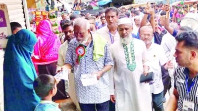 প্রচারণার শেষ দিন শনিবার নৌকার মেয়র প্রার্থী তালুকদার আব্দুল খালেক খুলনার খালিশপুরে গণসংযোগ করেন।ছবি: ইত্তেফাক 