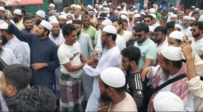নগরীর পোর্ট রোড কলাপট্টি এলাকায় গনসংযোগ করেন ইসলামী আন্দোলনের প্রার্থী মুফতি সৈয়দ মো. ফয়জুল করিম। ছবি: ইত্তেফাক