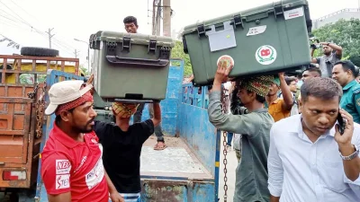 কেন্দ্রে পাঠানো হচ্ছে ইভিএম মেশিনসহ সরঞ্জামাদি। ছবি: ফোকাস বাংলা