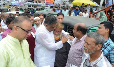 নৌকার প্রার্থী আনোয়ারুজ্জামান চৌধুরীর প্রচারণা। ছবি: ইত্তেফাক