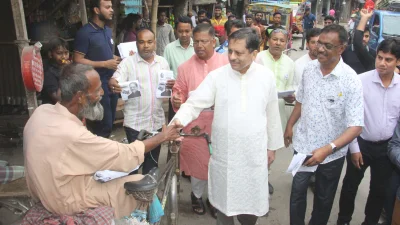 প্রচারনার শেষ দিনে নৌকা প্রতীকের মেয়র প্রার্থী আবুল খায়ের আবদুল্লাহ বরিশাল নগরীর চৌমাথা এলাকায় গণসংযোগ। ছবি: ইত্তেফাক 