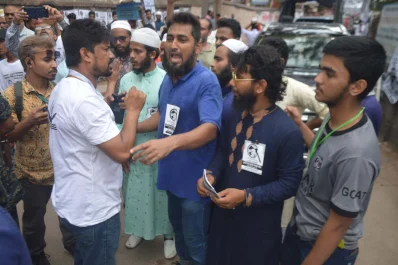  বাকবিতণ্ডা জড়ান দুই কাউন্সিলর প্রার্থীর সমর্থকরা। ছবি: ইত্তেফাক 