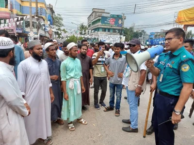 বহিরাগতদের সরে যেতে বলছে আইনশৃঙ্খলা রক্ষাকারী বাহিনীর সদস্যরা। ছবি: ইত্তেফাক