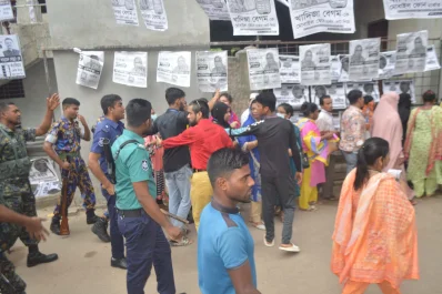 আইন-শৃঙ্থলা রক্ষাকারী বাহিনী পরিস্থিতি নিয়ন্ত্রণে আনেন। ছবি: ইত্তেফাক 