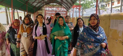 ভোট কেন্দ্র যাচ্ছেন নৌকার প্রার্থী খোকন সেরনিয়াবাতের স্ত্রী। ছবি: তানভীর আহমেদ 