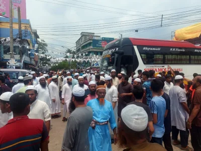 বরিশাল নগরীজুড়ে বহিরাগতদের আনাগোনা দেখা গেছে। ছবি: ইত্তেফাক
