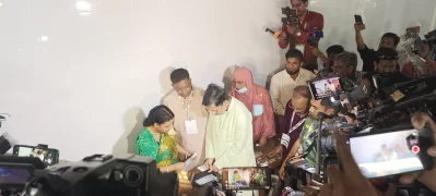 ভোট দিচ্ছেন নৌকা প্রার্থী আবুল খায়ের আব্দুল্লাহ। ছবি: ইত্তেফাক 