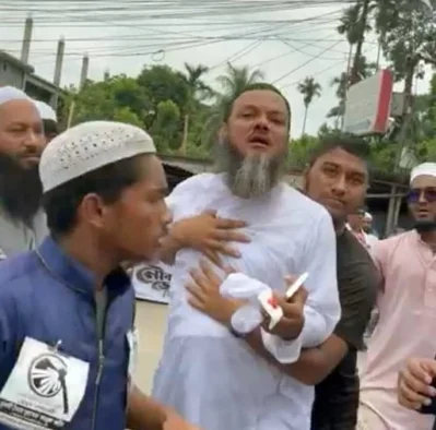 হাতপাখা প্রতীকের প্রার্থীর ওপর হামলার অভিযোগ। ছবি: ইত্তেফাক