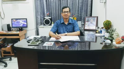 নিজের চেম্বারে &lsquo;হৃদয়ের ডাক্তার&rsquo; অধ্যাপক ডা. এইচআই লুৎফর রহমান খান