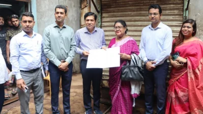 জেলা প্রশাসক মোহাম্মদ মমিনুর রহমানের নির্দেশনায় সুজাতার হাতে জমিসহ বাড়ির (অর্পিত সম্পত্তি) দখল হস্তান্তর করা হয়।