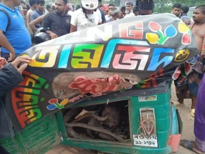 সড়কে ট্রাকচাপায় পিষে গেছে অটোরিকশা। ছবি: ইত্তেফাক