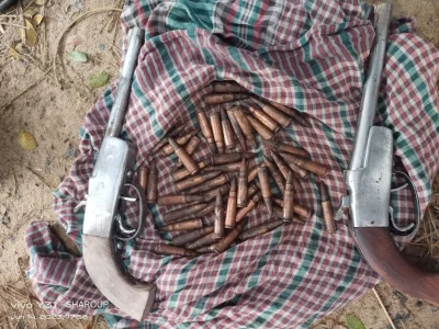 ক্যাম্প থেকে অস্ত্র উদ্ধার। সৌজন্য ছবি 
