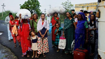 গুজরাটে উপকূলের মানুষদের নিরাপদ আশ্রয়ে নিয়ে যাওয়া হচ্ছে। 