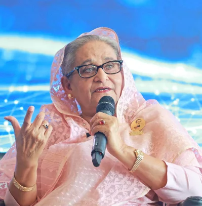 ওয়ার্ল্ড ইকোনমিক ফোরাম (ডব্লিউইএফ) আয়োজিত &lsquo;নিউ ইকোনমি অ্যান্ড সোসাইটি ইন স্মার্ট বাংলাদেশ&rsquo; অনুষ্ঠানে বক্তব্য রাখছেন প্রধানমন্ত্রী শেখ হাসিনা। ছবি: ফোকাস বাংলা