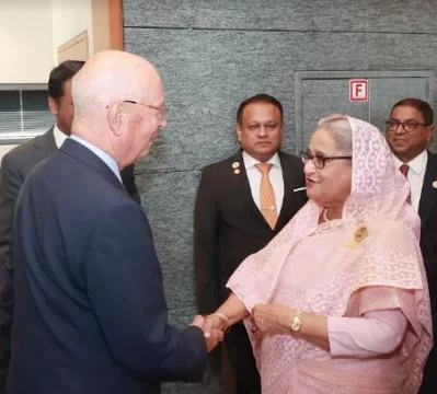 প্রধানমন্ত্রী শেখ হাসিনার সঙ্গে করমর্দন করছেন ওয়ার্ল্ড ইকোনমিক ফোরামের (ডব্লিউইএফ) প্রতিষ্ঠাতা ও নির্বাহী চেয়ারম্যান অধ্যাপক ক্লাউস শোয়াব। ছবি: ফোকাস বাংলা