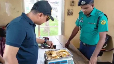 উদ্ধার হওয়া সোনার বারগুলো ওজন করছে আইন-শৃঙ্খলা বাহিনী। ছবি: ইত্তেফাক  