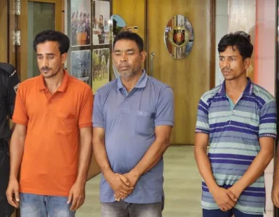দুই সহযোগীসহ চেয়ারম্যান বাবু। ছবি: ইত্তেফাক