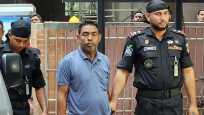 গ্রেপ্তারের পর ঢাকায় র&zwnj;্যাবের মিডিয়া সেন্টারে প্রধান আসামি বাবু চেয়ারমান। ছবি: ইত্তেফাক
