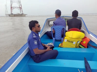 ঝাঁপ দেওয়া ব্যক্তিকে উদ্ধারে কাজ করছে নৌ-পুলিশ। ছবি: ইত্তেফাক