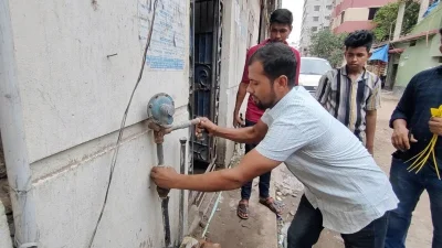 রাজধানীর চন্দ্রিমা মডেল টাউন, ঢাকা উদ্যান, শ্যামলী হাউজিংয়ে বেশকিছু বাসা-বাড়িতে অবৈধ গ্যাস সংযোগ বিচ্ছিন্ন করা হচ্ছে। ছবি: ইত্তেফাক