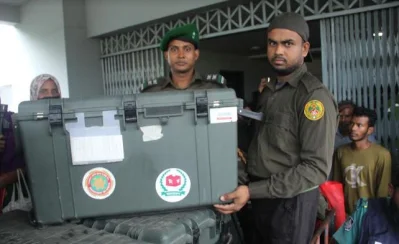 সিলেটে কেন্দ্রে কেন্দ্রে যাচ্ছে নির্বাচনী সরঞ্জাম। ছবি: আব্দুল বাতিন সয়সল