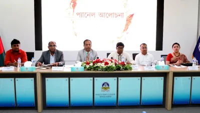 প্যানেল আলোচনায় বক্তব্য দেন প্রথমআলোর টিপু সুলতান, সমকালের শাহাদত হোসেন পরশ এবং ডেইলি স্টারের জামিল খান। ছবি: এটিইউ