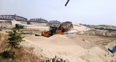 হার্ডিঞ্জের পাদদেশে অবৈধ বালুমহাল। ছবি: ইত্তেফাক