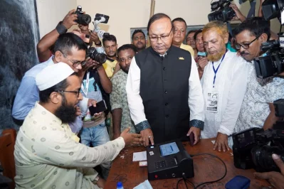 ভোট দিচ্ছেন মেয়রপ্রার্থী এ এইচ এম খায়রুজ্জামান লিটন। ছবি: ইত্তেফাক