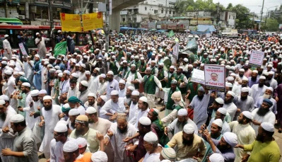 কমিশন কার্যালয় অভিমুখে গণমিছিল করছে ইসলামী আন্দোলন বাংলাদেশ।  ছবি: ফোকাস বাংলা
