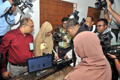 ভোট দিচ্ছেন আনোয়ারুজ্জামান চৌধুরী। ছবি: ইত্তেফাক