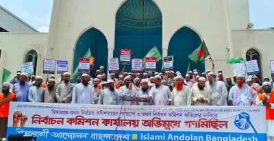 বায়তুল মোকাররমের উত্তর গেটে নেতা-কর্মীদের জমায়েত। ছবি: ফোকাস বাংলা