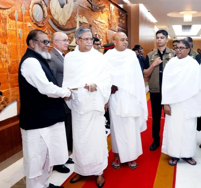রাষ্ট্রপতি মোহাম্মদ সাহাবুদ্দিনকে বিদায় জানাচ্ছেন মুক্তিযুদ্ধবিষয়ক মন্ত্রী আ ক ম মোজাম্মেল হকসহ অন্যান্যরা। ছবি: ফোকাস বাংলা