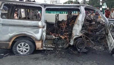 গ্যাস বিস্ফোরণে পুড়ে যাওয়া অ্যাম্বুলেন্স। ছবি: ইত্তেফাক
