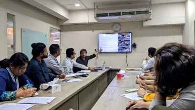 গবেষণা প্রতিবেদন উপস্থাপন করছেন স্থপতি অধ্যাপক ড. আদনান জিল্লুর মোর্শেদ। ছবি: ইত্তেফাক
