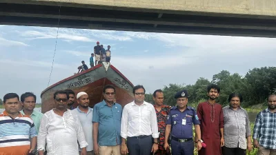 ইউপি চেয়ারম্যান ও ইউএনও স্বেচ্ছায়শ্রমে কচুরিপানা পরিষ্কার করেনে। ছবি: ইত্তেফাক  