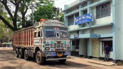 হিলি বন্দরে অবস্থানরত পণ্যবাহী ট্রাক। ছবি: ইত্তেফাক  
