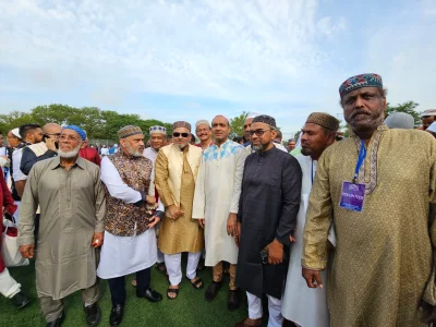 মুসল্লিদের সঙ্গে কুশল বিনিময় করেন নিউইয়র্কে বাংলাদেশের কনসাল জেনারেল ড. মোহাম্মদ মনিরুল ইসলাম। ছবি- ইত্তেফাক