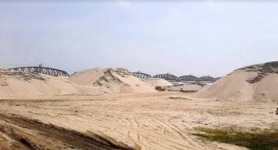 হার্ডিঞ্জ ব্রিজ এলাকায় অবৈধভাবে বালু উত্তোলন করা হচ্ছে। ছবি: ইত্তেফাক