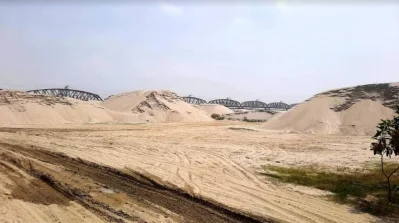 হার্ডিঞ্জ ব্রিজ এলাকায় অবৈধভাবে বালু উত্তোলন করা হচ্ছে। ছবি: ইত্তেফাক