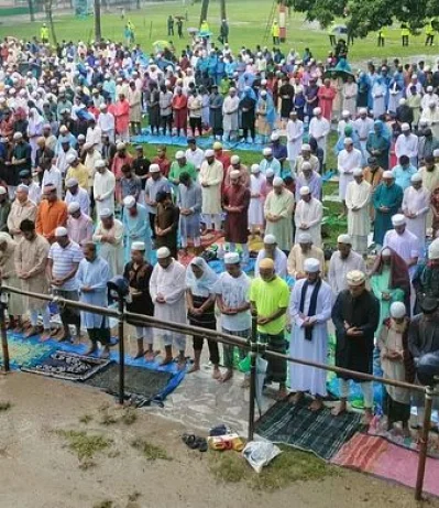 বৃষ্টিতে ভিজে ঈদের নামাজ আদায় করেন মুসল্লিরা। ছবি: ইত্তেফাক