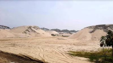 হার্ডিঞ্জ ব্রিজ এলাকায় অবৈধভাবে বালু উত্তোলন করা হচ্ছে। ছবি: ইত্তেফাক