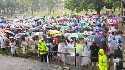 বৃষ্টিতে ভিজে ঈদের নামাজ আদায় করেন মুসল্লিরা। ছবি: ইত্তেফাক
