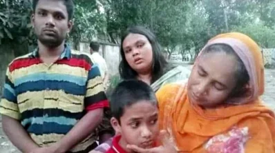 সন্ত্রাসী হামলায় নিহত সাংবাদিক নাদিমের স্ত্রী ও সন্তানরা। ছবি: ইত্তেফাক