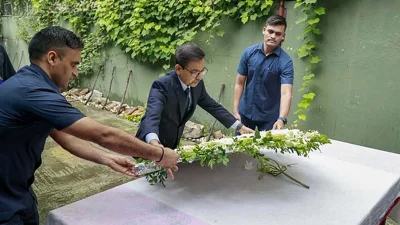 নিহতদের প্রতি ফুলেল শ্রদ্ধা জানান ভারতীয় হাইকমিশনার প্রণয় কুমার ভার্মা। ছবি: সংগৃহীত